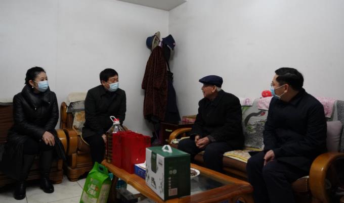 省国资委党委委员、副主任任兴文春节前夕带队走访慰问游艇会206yth集团老党员