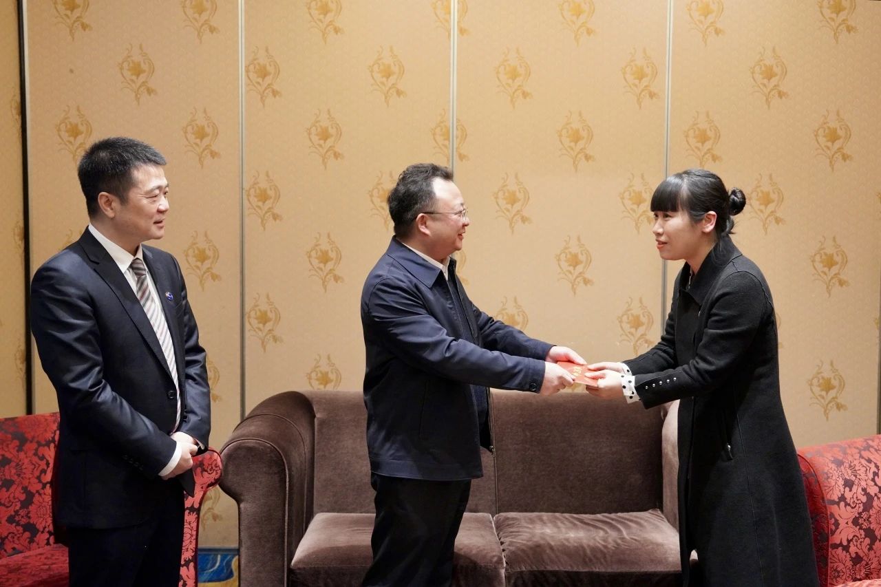 省国资委党委委员、副主任何政一行走访慰问省游艇会206yth集团生涯难题党员