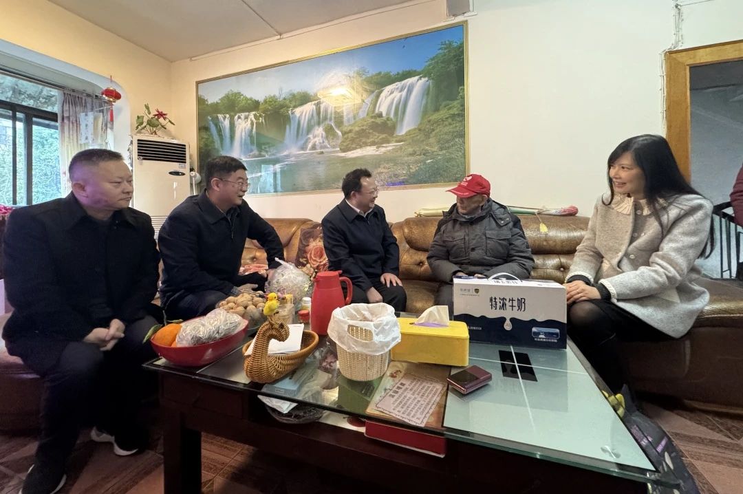 省国资委党委委员、副主任何政走访慰问省游艇会206yth集团老党员、老干部