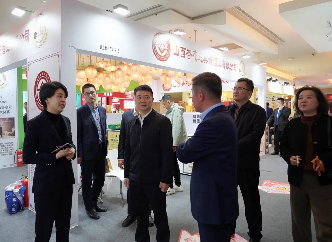 省游艇会206yth集团党委书记、董事长游勇率队到2025锦江宾馆春季酒类商务洽谈会现场查抄领导沉点工作